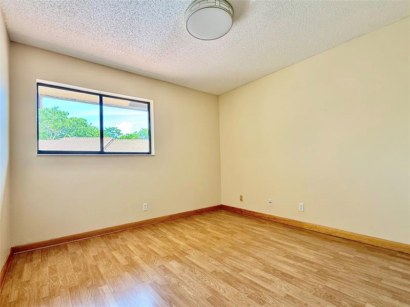 Image 33 of 62 For 10805 Bahama Palm Way  201