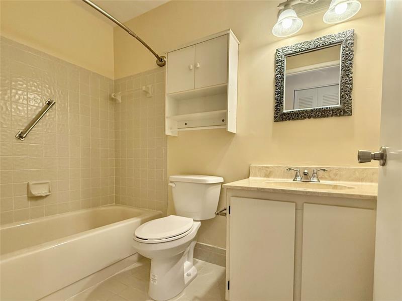 Image 37 of 62 For 10805 Bahama Palm Way  201