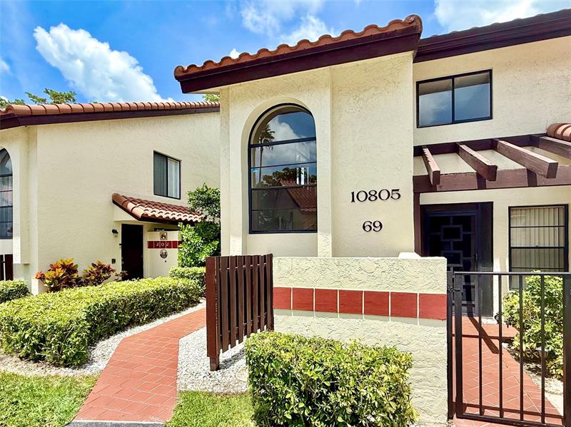 Image 43 of 62 For 10805 Bahama Palm Way  201