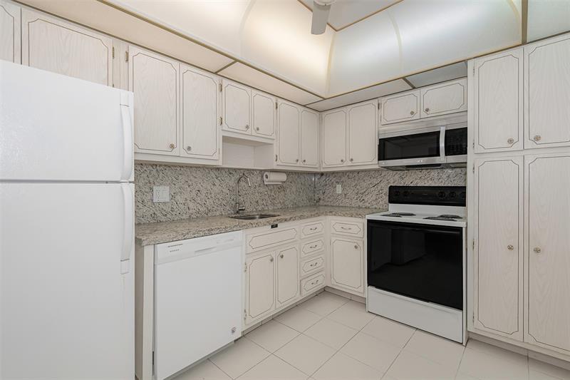 Image 13 of 22 For 1985 Ocean Dr  5a