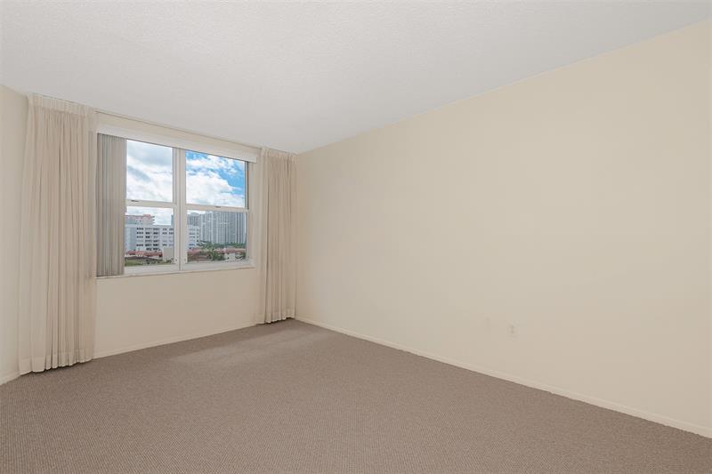 Image 18 of 22 For 1985 Ocean Dr  5a