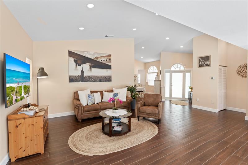 Image 14 of 56 For 15218 Wilshire Cir