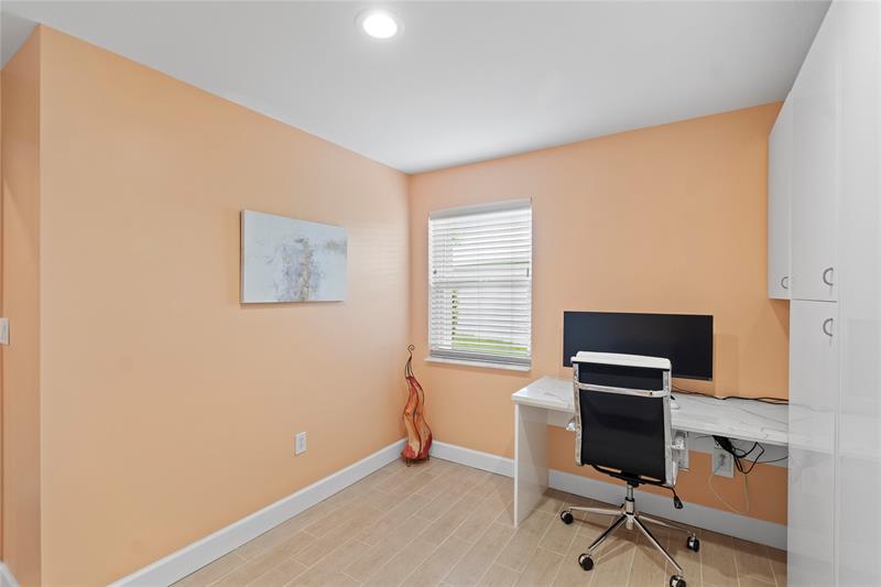 Image 27 of 56 For 15218 Wilshire Cir