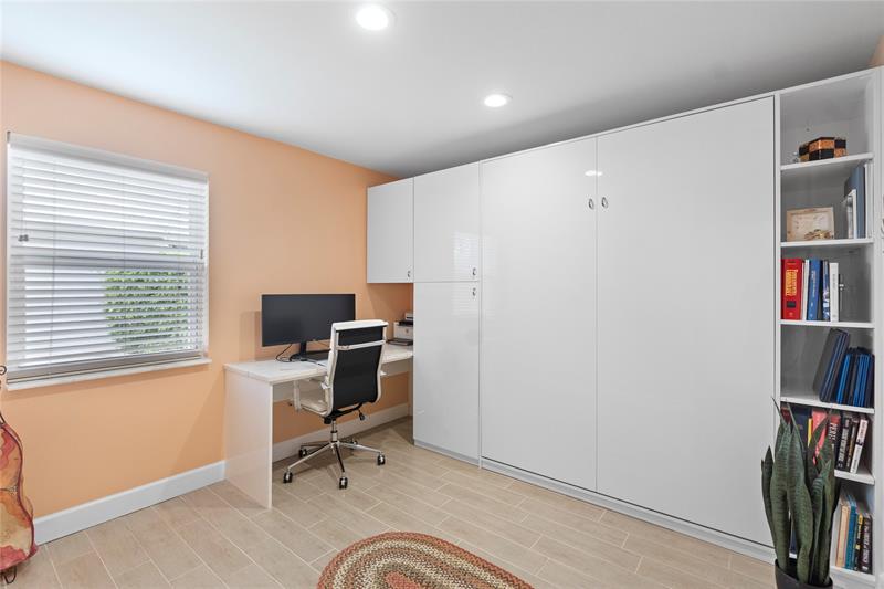 Image 28 of 56 For 15218 Wilshire Cir