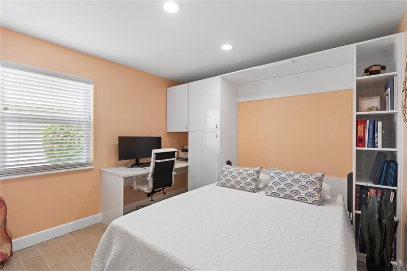 Image 29 of 56 For 15218 Wilshire Cir