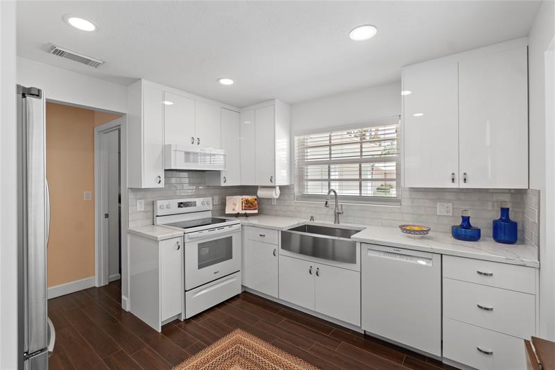 Image 6 of 56 For 15218 Wilshire Cir