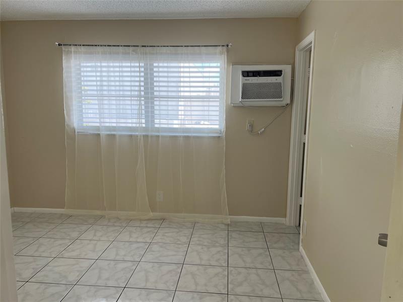 Image 12 of 23 For 5168 6th Ave  426