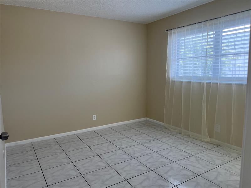 Image 13 of 23 For 5168 6th Ave  426