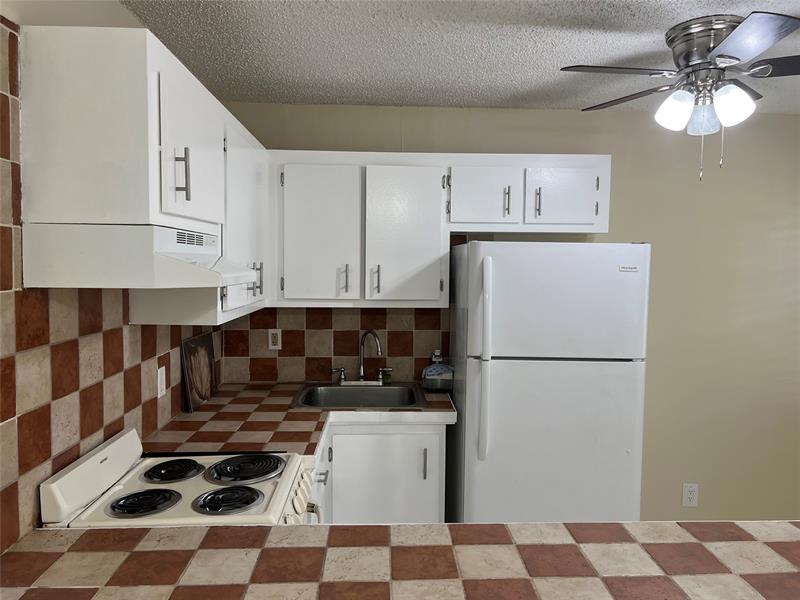 Image 7 of 23 For 5168 6th Ave  426