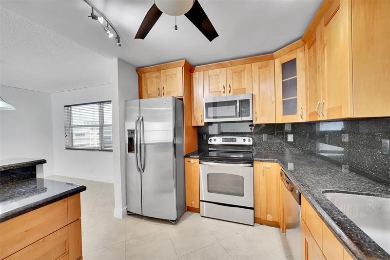 Image 3 of 22 For 121 Golden Isles Dr  507