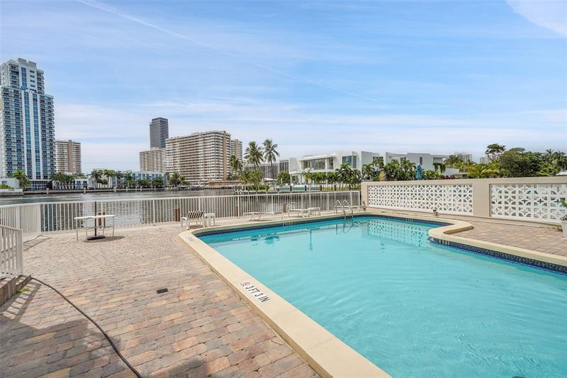 Image 9 of 22 For 121 Golden Isles Dr  507