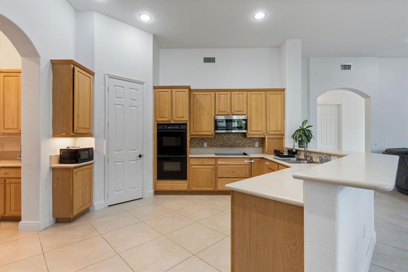 Image 18 of 47 For 15651 15 Street