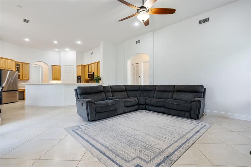 Image 22 of 47 For 15651 15 Street