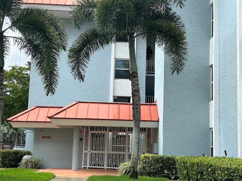 Details for 605 Pine Island Rd  304a, Plantation, FL 33324