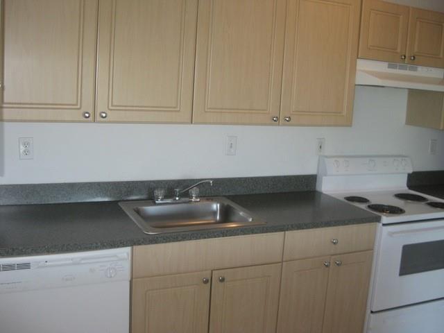 Image 19 of 24 For 605 Pine Island Rd  304a