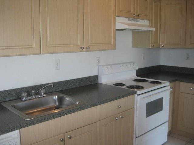 Image 21 of 24 For 605 Pine Island Rd  304a