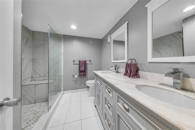 Image 27 of 43 For 7466 Ashmont Cir  303