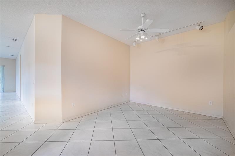 Image 18 of 39 For 10152 Lombardy Dr  10152