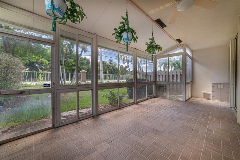 Image 28 of 39 For 10152 Lombardy Dr  10152