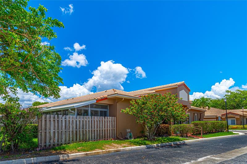 Image 4 of 39 For 10152 Lombardy Dr  10152