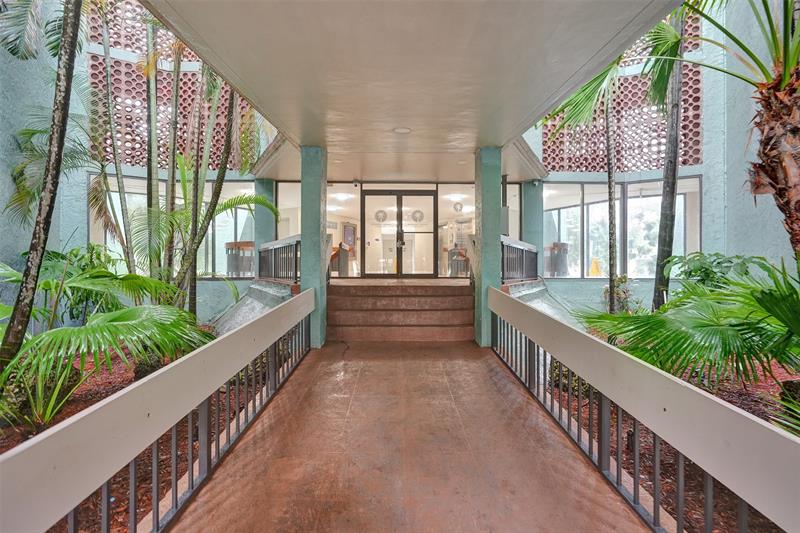 Image 13 of 16 For 4222 Inverrary Blvd  4516