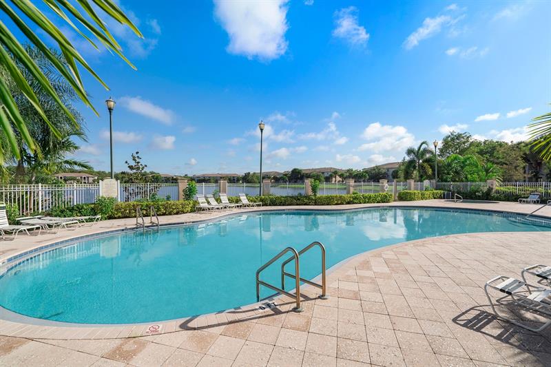 Image 15 of 18 For 5031 Wiles Rd  207