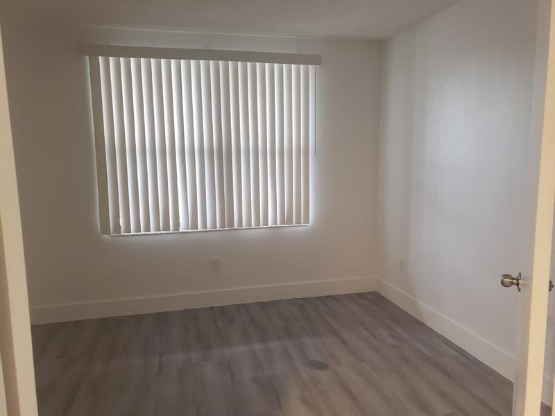 Image 7 of 13 For 4561 Mcnab Rd  17