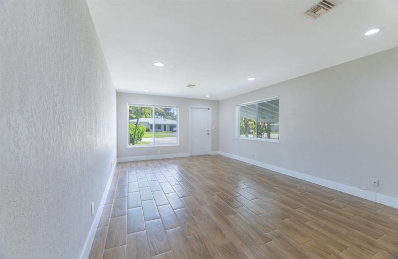 Image 4 of 35 For 361 43rd Ct  