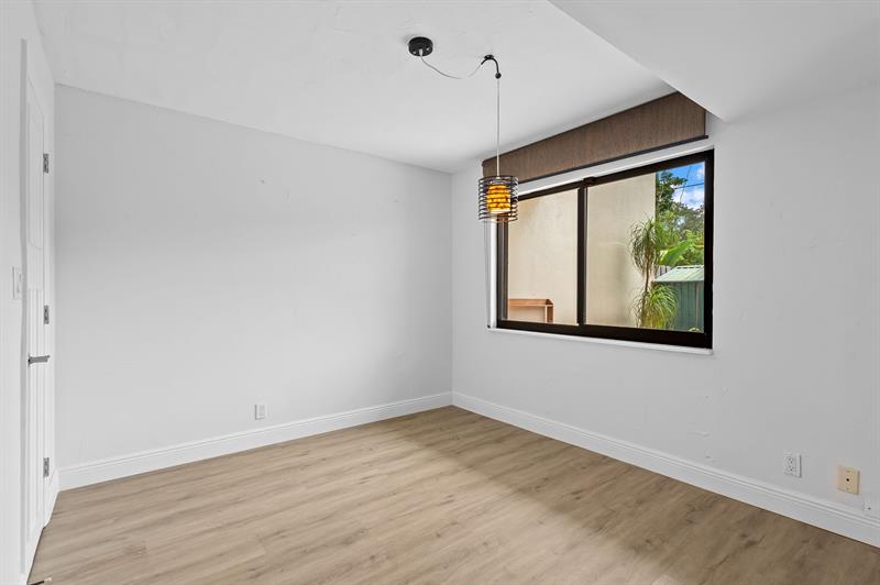 Image 11 of 30 For 360 City View Dr