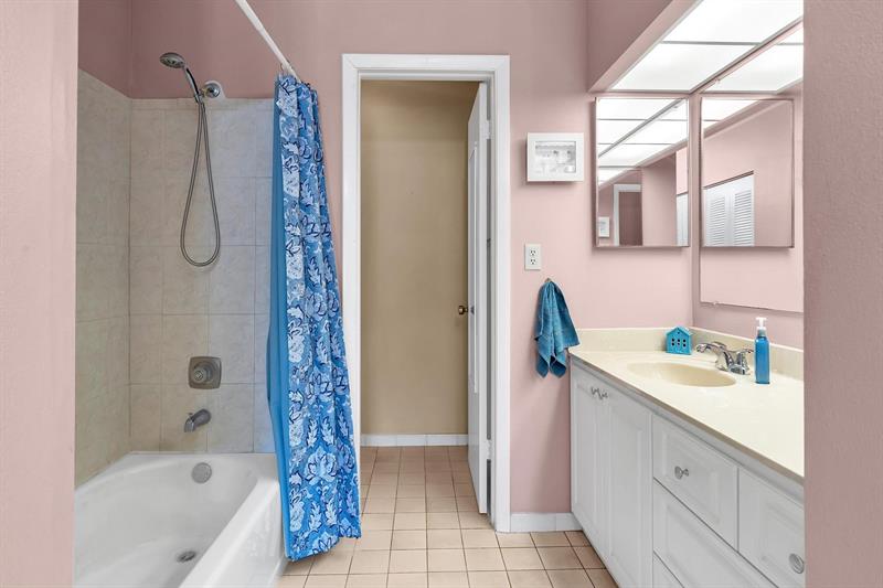 Image 21 of 46 For 7026 Loch Isle Dr