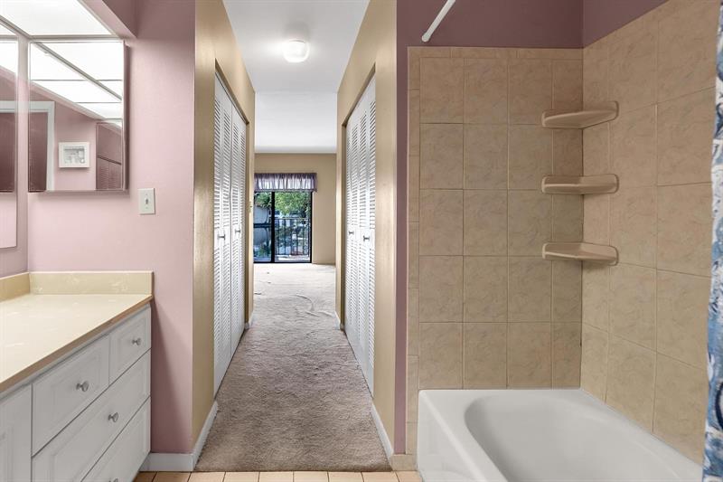 Image 22 of 46 For 7026 Loch Isle Dr