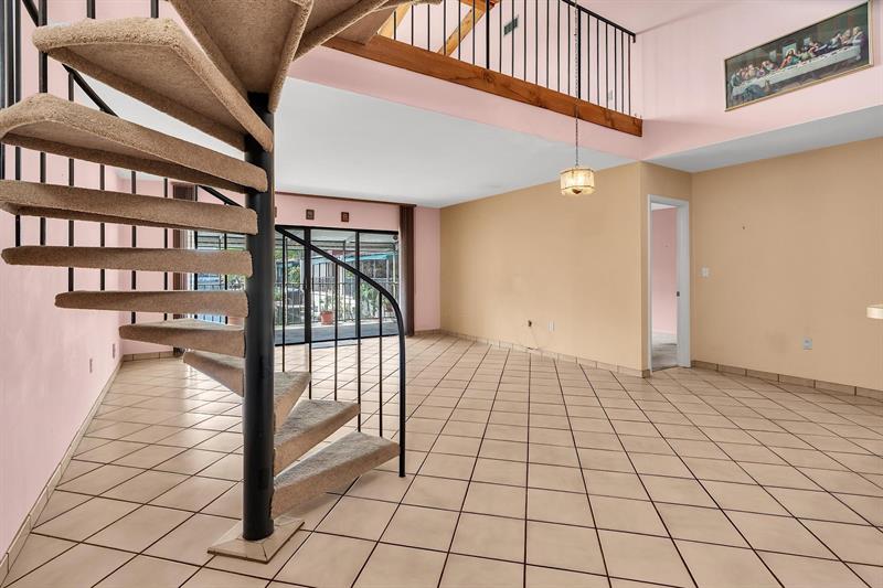 Image 4 of 46 For 7026 Loch Isle Dr