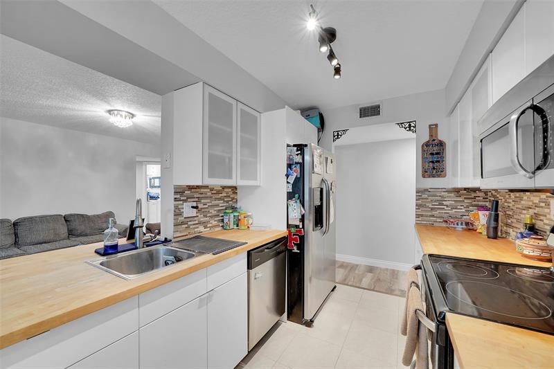 Image 22 of 56 For 9312 9th Pl  