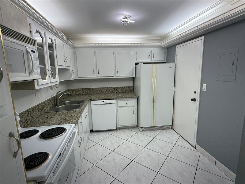 Image 10 of 21 For 1833 Ocean Dr  808