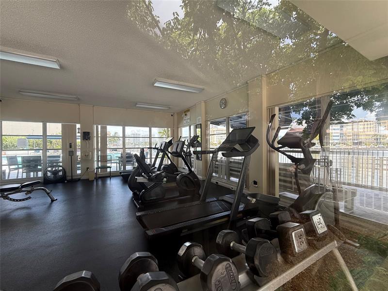 Image 18 of 21 For 1833 Ocean Dr  808