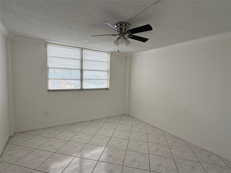 Image 4 of 21 For 1833 Ocean Dr  808