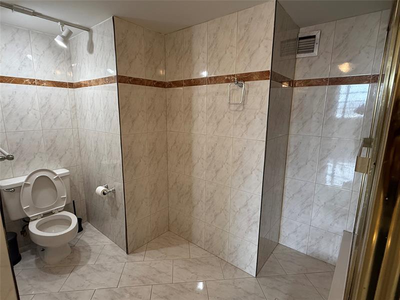 Image 9 of 21 For 1833 Ocean Dr  808