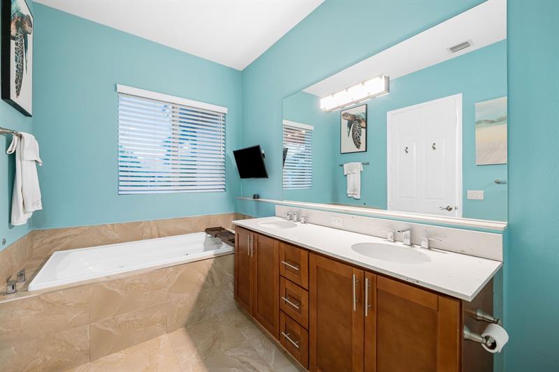 Image 21 of 28 For 919 17th Way
