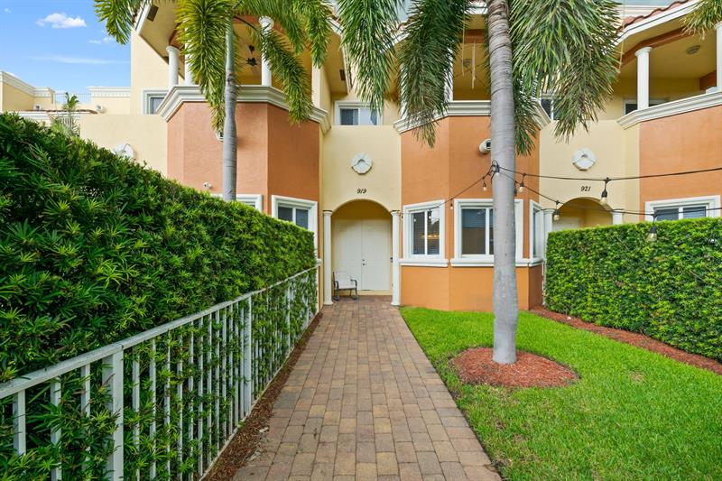 Image 3 of 28 For 919 17th Way