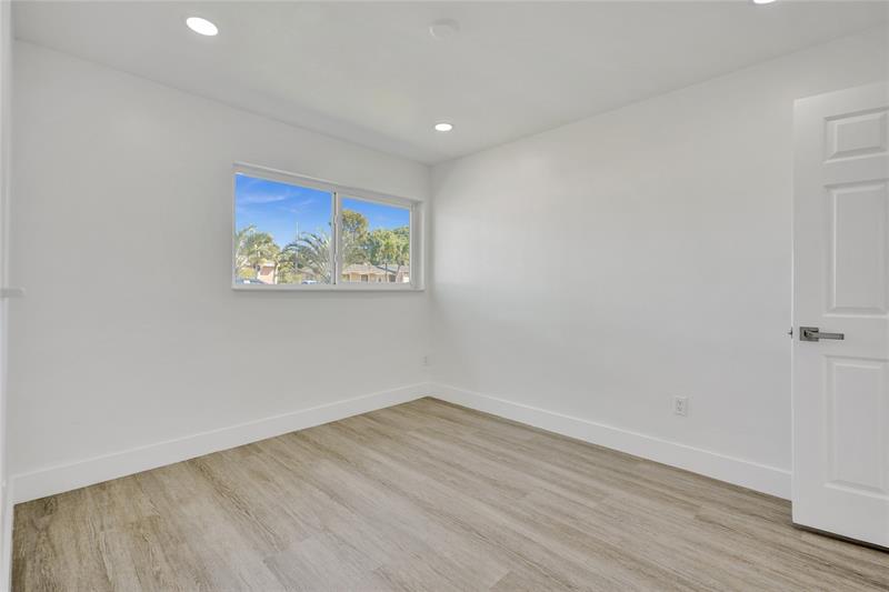 Image 7 of 42 For 1330 190th St
