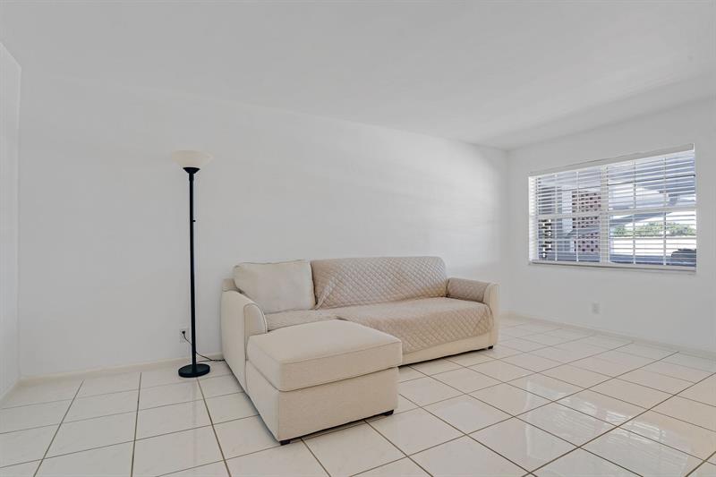 Image 31 of 46 For 2050 39th St  307-e