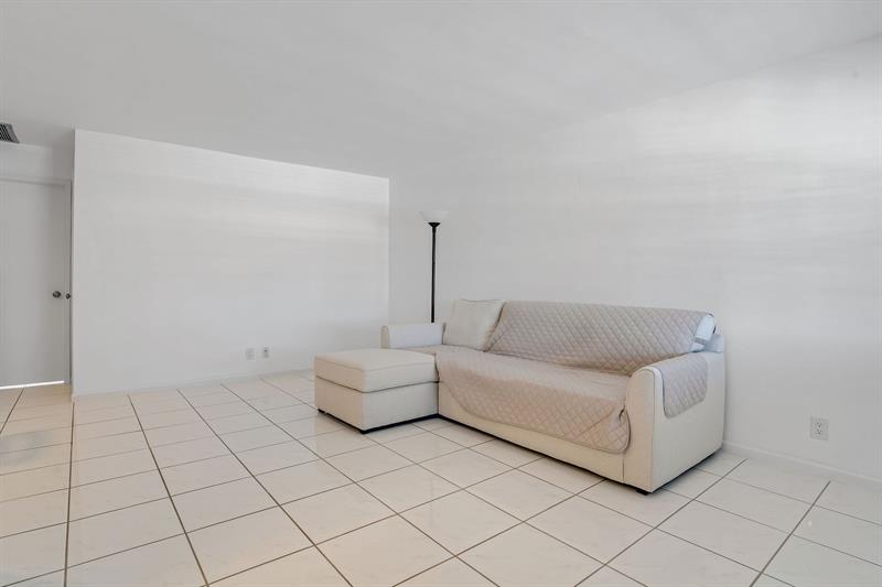 Image 4 of 46 For 2050 39th St  307-e