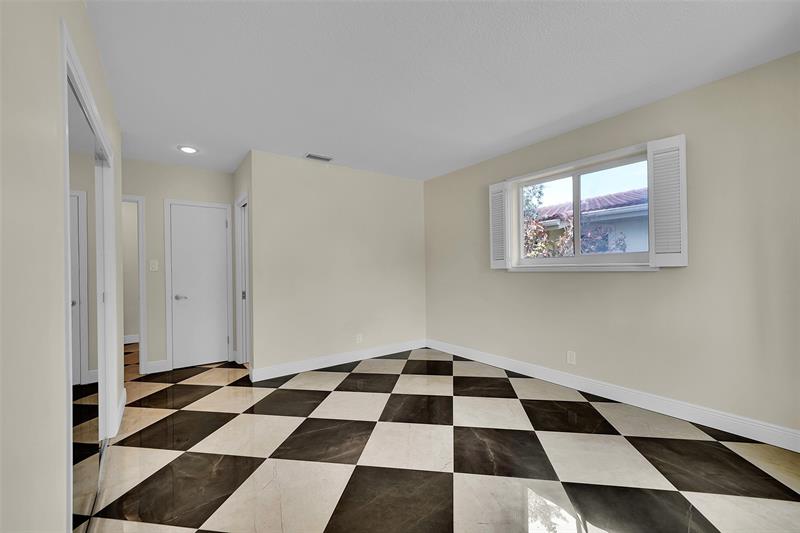 Image 24 of 38 For 1107 Adams St