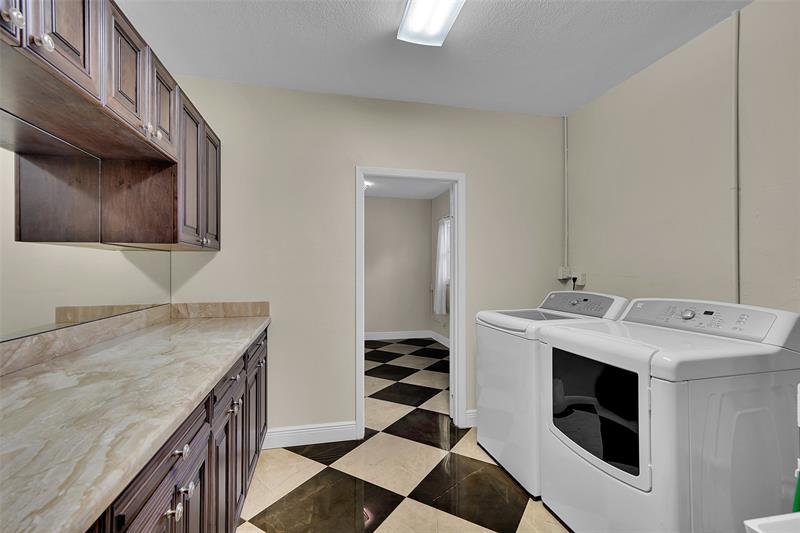 Image 26 of 38 For 1107 Adams St