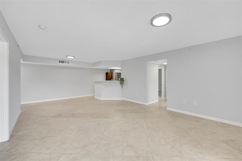 Image 10 of 38 For 5005 Wiles Rd  203