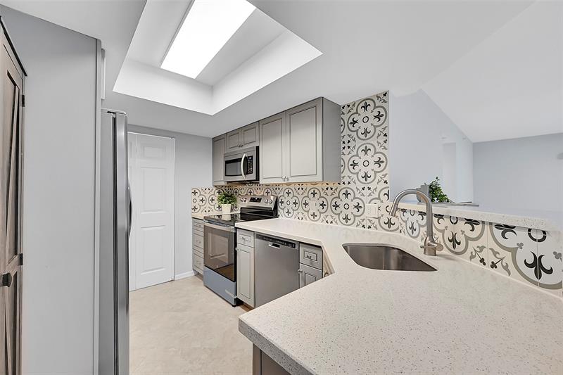 Image 4 of 38 For 5005 Wiles Rd  203