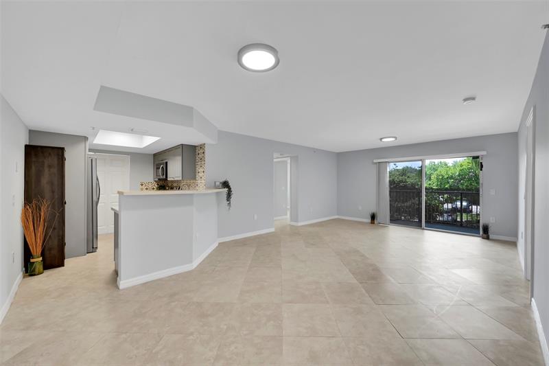 Image 8 of 38 For 5005 Wiles Rd  203
