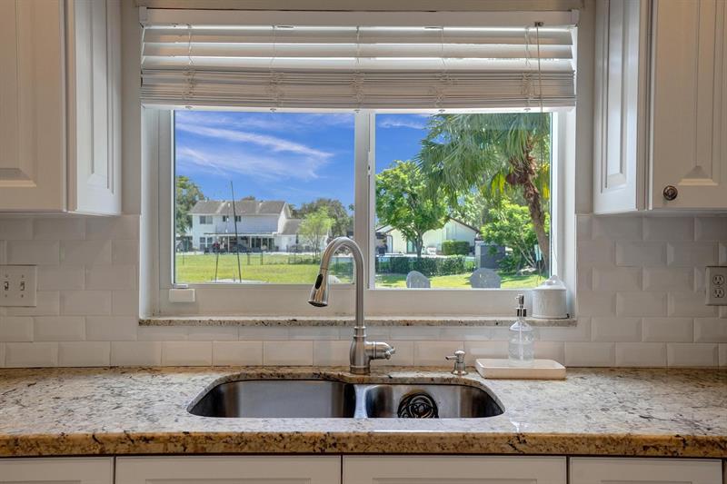 Image 18 of 81 For 10582 Grove Pl