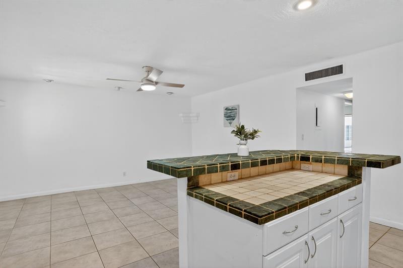 Image 11 of 41 For 2870 14th Street Cswy  104c