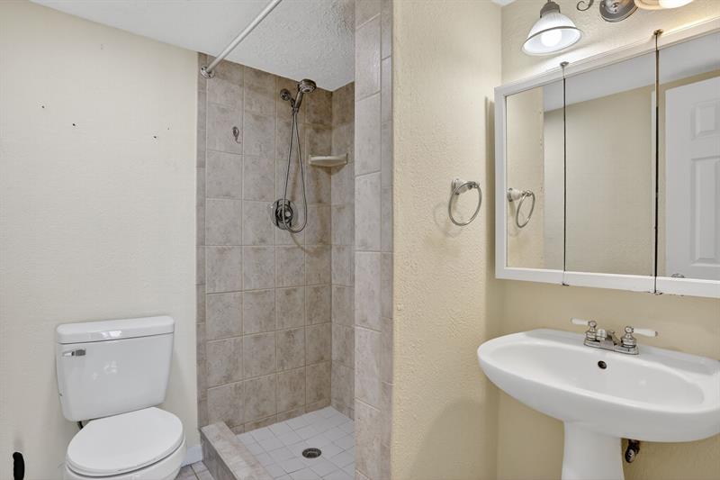 Image 22 of 41 For 2870 14th Street Cswy  104c